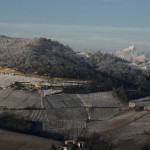Langhe innevate con il Monviso sullo sfondo - Maurizio Triolo