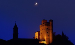 Serralunga d'Alba di notte